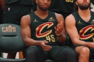 骑士拍摄全家福：米切尔化身蜘蛛侠，阿特金森假笑大师！